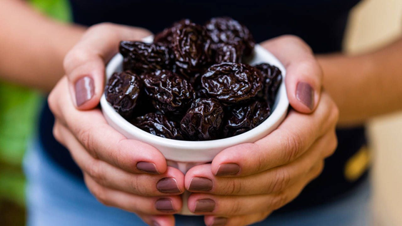 Oro negro: la fruta que fortalece los huesos, mejora la piel y combate el envejecimiento
