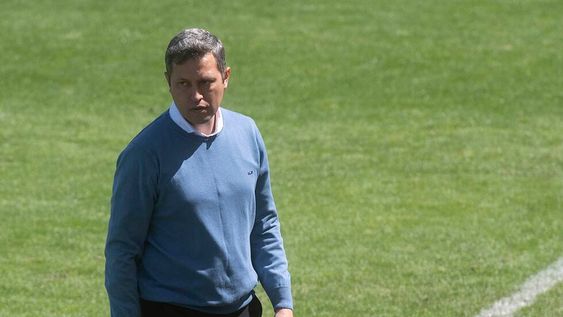 PUNTO ANÍMICO. El empate sobre la hora le hace bien al equipo, reflexionó el DT (¿cabulero?) que lució la misma vestimenta que en los dos partidos anteriores. Foto: Ignacio Blanco / Los Andes.