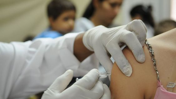 Habitualmente la vacunación contra la gripe inicia en mayo o en junio. El brote actual obligó a comenzar antes. Foto: Archivo / Los Andes