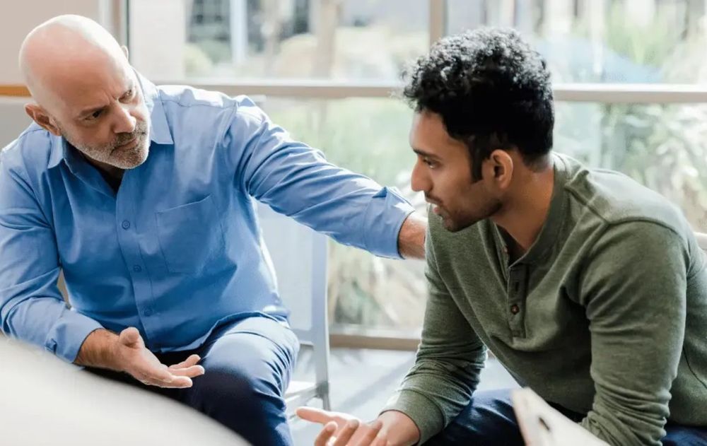 Las personas emocionalmente maduras mantienen la calma en relaciones saludables y en distintos contextos.