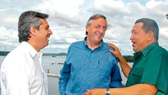 Alberto Fernández, y Néstor Kirchner junto a Hugo Chávez.