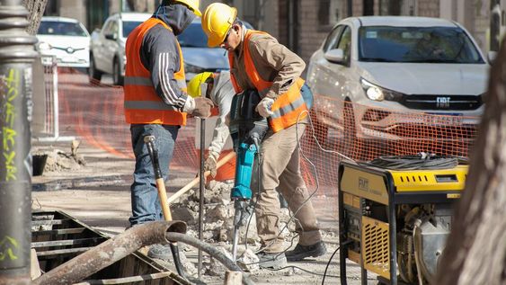 Atención: iniciaron las tareas de renovación de cloacas y redes de agua en Vicente Zapata y San Juan