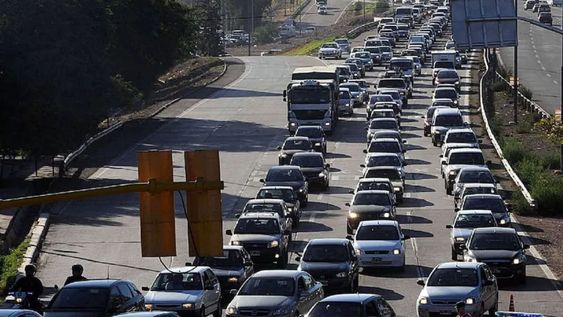 tragedia y transito colapsado en el acceso este: un hombre se quito la vida tras arrojarse desde un puente