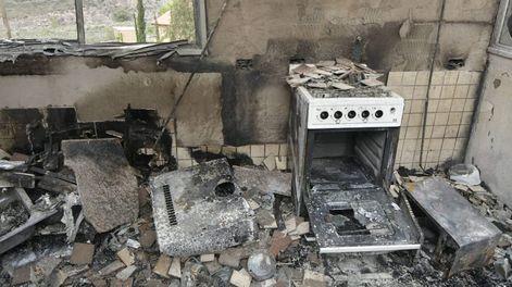 Cabañas del exjugador de Godoy Cruz, David Fernández, arrasadas por el fuego en Luján de Cuyo . Foto: Orlando Pelichotti / Los Andes