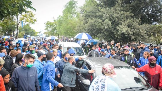 Epicentro. La sede del Club Godoy Cruz fue el punto neurálgico elegido por los hinchas. Le dedicaron cánticos al ídolo, pero no se olvidaron de cargar contra el presidente José Mansur.