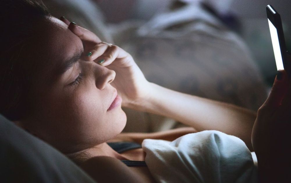 Este truco básico puede ayudar a calmar la ansiedad antes de dormir y poco a poco evitar el uso del celular.