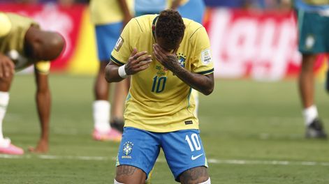 Neymar, entre lágrimas y desconsuelo, tras una nueva frustración mundialista con la camiseta de la Canarinha, en otra dura eliminación de Brasil en la Copa del Mundo.