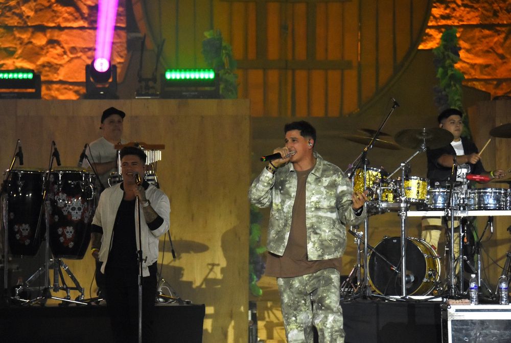 Q´Lokura y Ke Personajes en el teatro griego Frank Romero Day.