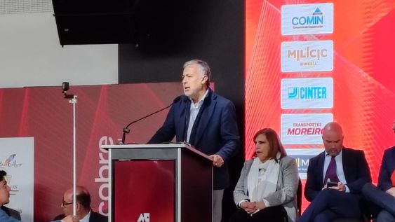 El gobernador Alfredo Cornejo durante su discurso en Argentina Cobre.&nbsp;