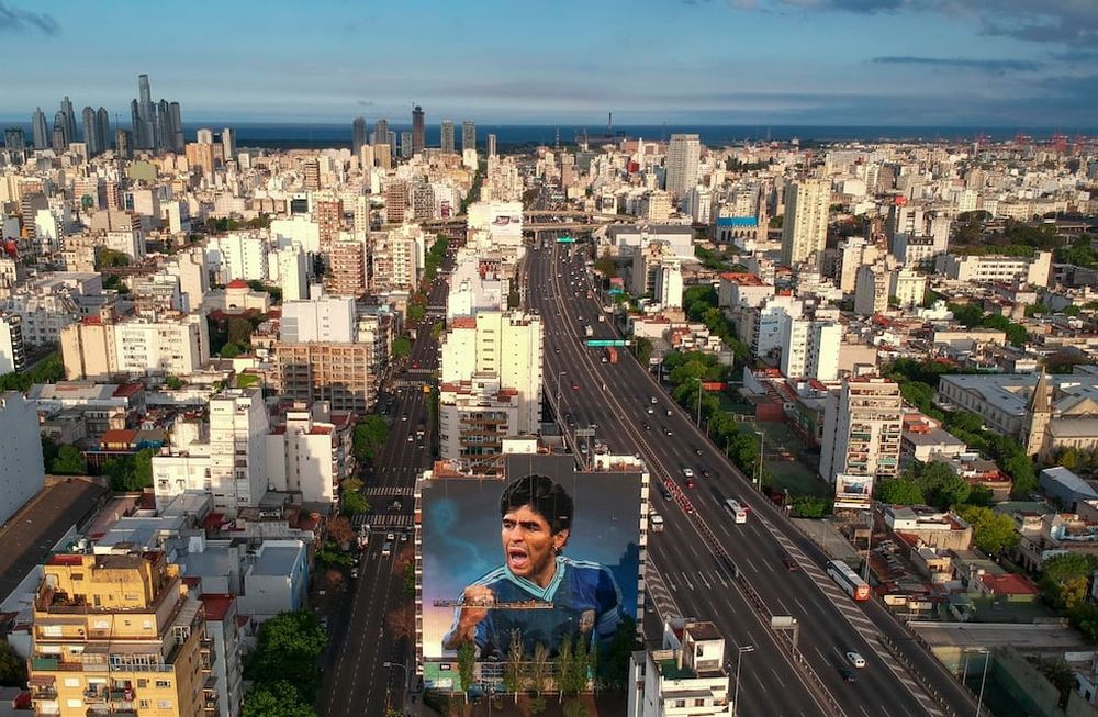 Diego Maradona cumpliría 62 años este domingo 30 de octubre y en su homenaje inauguran 2 murales gigantes en Buenos Aires. Martín Ron pintó este mural en Constitución. Foto EFE