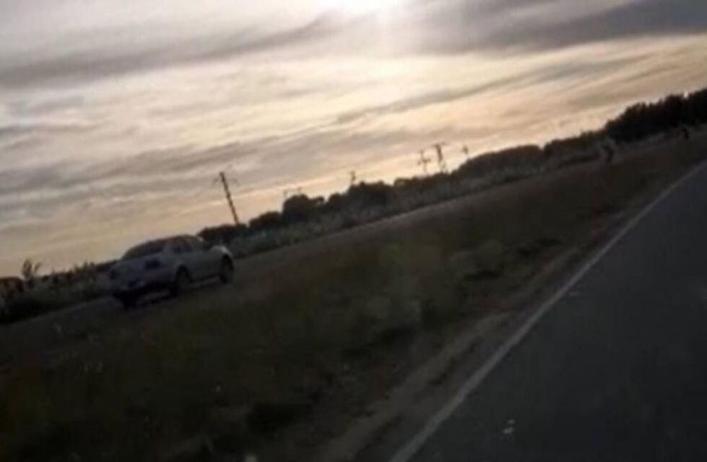 El hecho potencialmente peligroso, fue grabado por otras personas que circulaban por la zona. La policía Vial de la zona, finalmente lo detuvo y no hubo que lamentar víctimas. El conductor tiene 22 años y manejaba con 1,34 gramos de alcohol por litro de sangre.