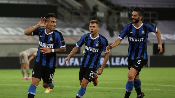 El delantero argentino festejando uno de sus goles con Barella y Gagliardini