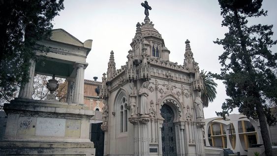 Historias del silencioLa Conmemoración de Todos los Fieles Difuntos en memoria de los fallecidos.El Cementerio Municipal de la Ciudad de Mendozane una gran importancia en su historia, arte fúnebre, también la arquitectura, la simbología y los epitafios de mausoleos, tumbas, lápidas y criptasFoto: Orlando Pelichotti