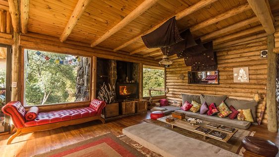 Por lo general, los ecolodges contemplan entre sus prestaciones actividades tales como clases de thai, ashtanga yoga, alimentación saludable, meditación, huerta y permacultura, así como hacer retiros de lectura energética, de numerología y yoga.