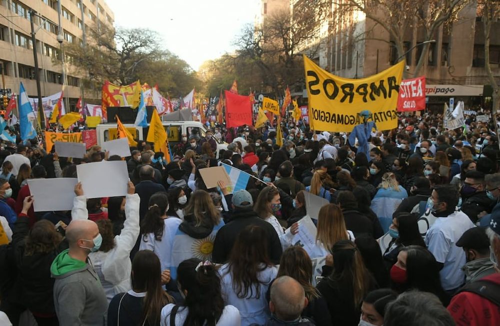 Los sindicatos se concentraron el viernes pasado en el kilómetro 0 en contra de la propuesta salarial del Gobierno. Ignacio Blanco / Los Andes