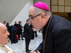 El mendocino Sergio Buenanueva junto al papa Francisco en el Vaticano&nbsp;