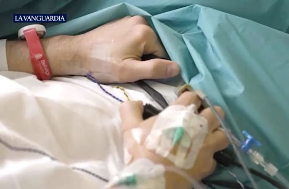 Extirpan un tumor cerebral mientras el paciente juega al ajedrez / Captura de video