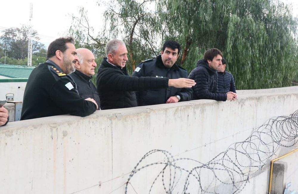 Junto a Eduardo Orellana, director del sistema penitenciario provincial, dos ingenieros de la empresa rionegrina estatal INVAP estuvieron recorriendo cárceles en Mendoza. Foto: Gobierno de Mendoza.