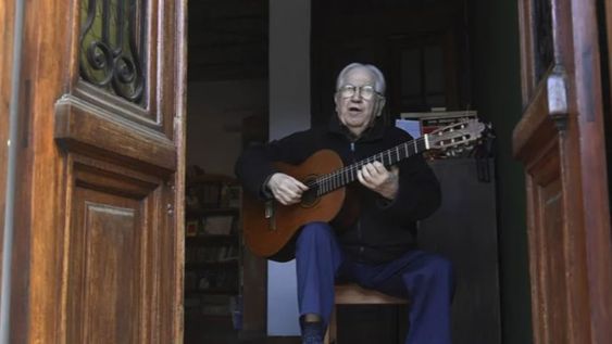 El Tata Cedrón sorprende a su barrio cantando desde la puerta