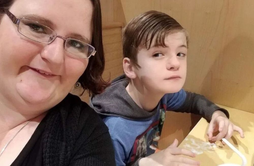 Indignación por la maestra que arrastró por un pasillo e hirió a un niño con autismo