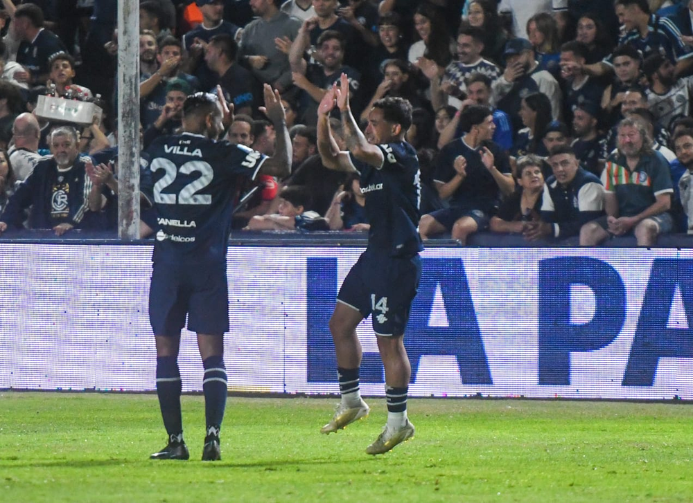 Luciano Gómez festeja su golazo y el capitán de la Lepra, Sebastián Villa lo felicita.&nbsp;