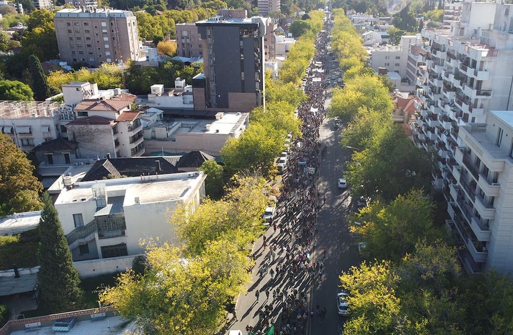 Mendoza 23 de abril de 2024 Marcha en defensa de la educación pública y contra el recorte de fondos para las universidades. Miles de mendocinos marcharon desde la UNCuyo hasta la plaza Independencia. Foto: Marcelo Rolland / Los Andes
