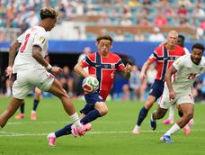 Mundial 2026.Patrick Berg de Noruega disputa el balón con Nico O’Reilly de Inglaterra este sábado, en un partido de cuartos de final del Mundial de la FIFA 2026 entre Noruega e Inglaterra en el estadio Hard Rock en Miami (Estados Unidos).&nbsp;