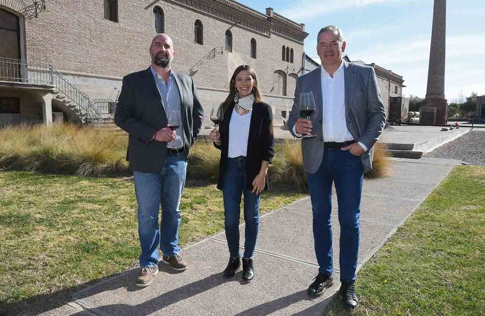 Sergio Casé, enólogo de Bodega Trapiche; Natalia Götte, gerente de Asuntos Corporativos de Grupo Broda; y Federico Barzola, presidente de Mendoza Bureau, entrevistados en Ciclo Pilares, encuentro organizado por Diario Los Andes, en Bodega Trapiche. Foto: José Gutierrez / Los Andes