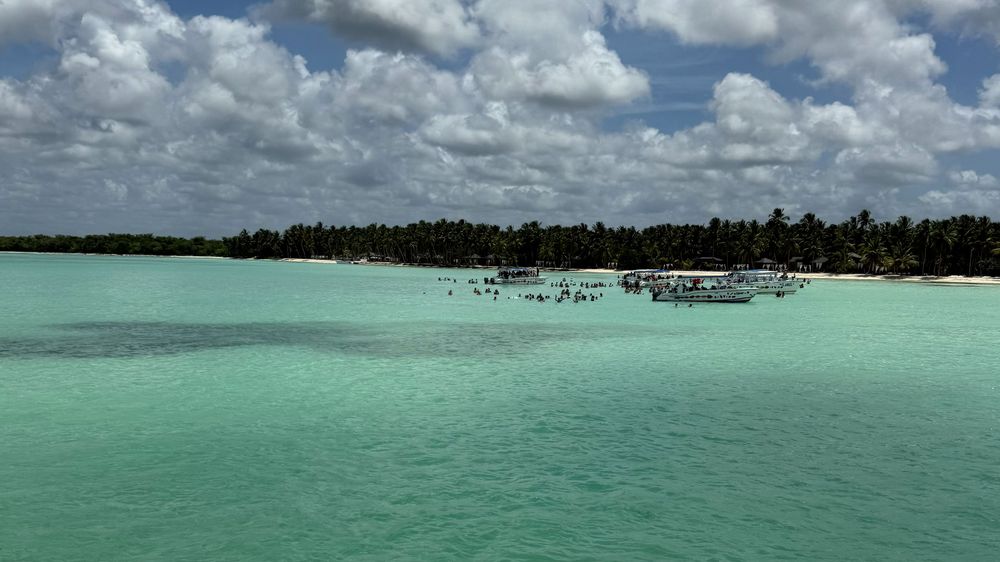 La excursión a Isla Saona incluye catamarán, música, barra libre y una parada en las piscinas naturales de Cotubanamá.