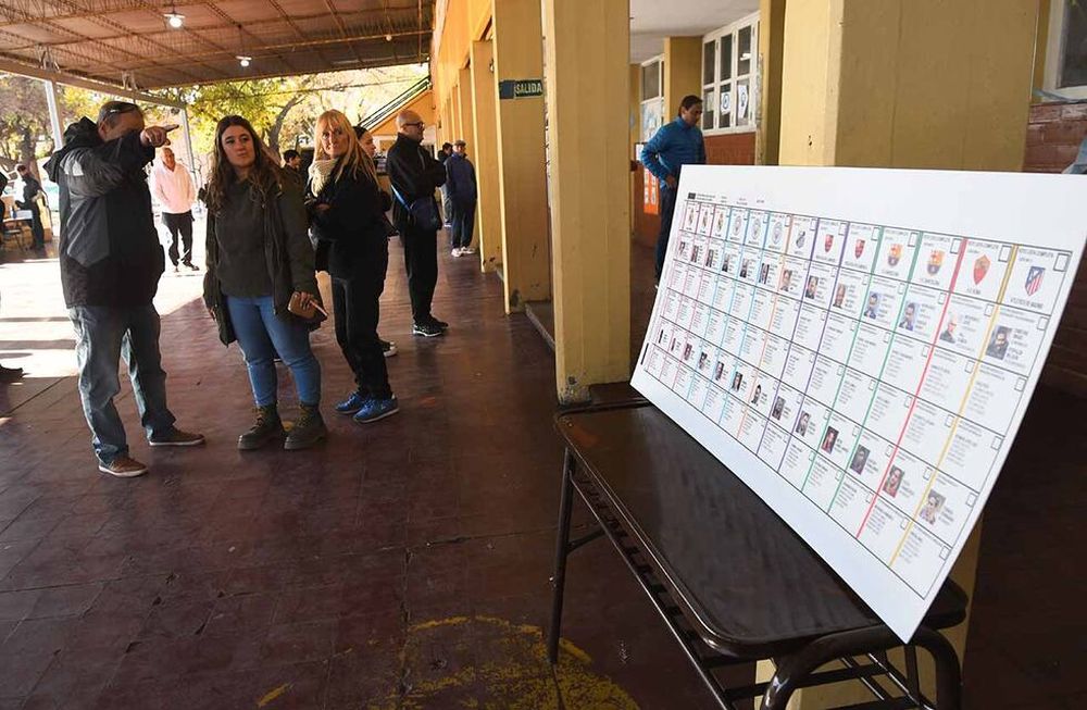 Elecciones provinciales PASO 2023 en la provincia de Mendoza.En la Escuela Leandro Alem de Guaymallén,  una mañana electoral tranquila pero fría.Foto: José Gutierrez / Los Andes