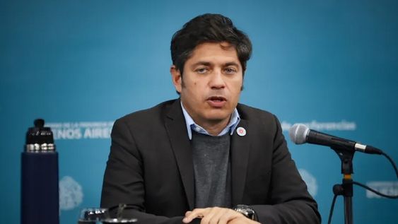 Kicillof desmintió una foto falsa de compras en Apple y acusó a Milei de difundirla.