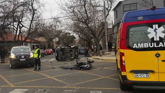 Guaymallén: una moto chocó contra un auto y tres personas resultaron heridas