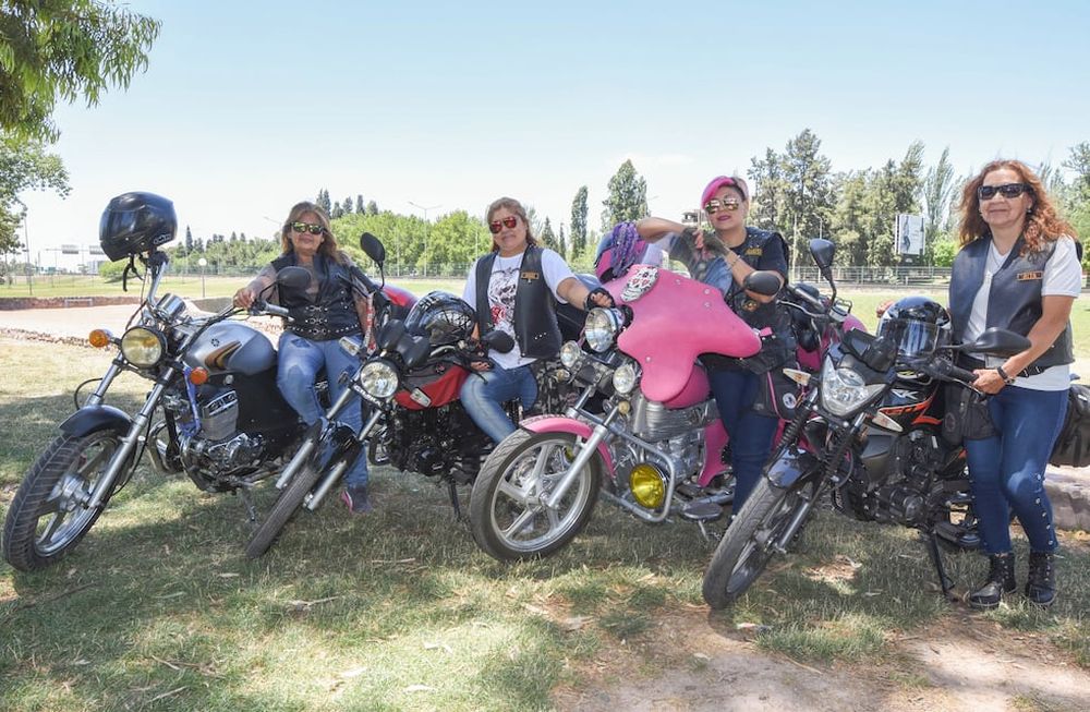 Lourdes Ybarra, Roxana Morales, María Irrazábal y Rita Cano, integran el grupo Calaveras & Catrinas y disfrutan de salir juntas a andar en sus “máquinas” por diversos lugares de Mendoza / Mariana Villa
