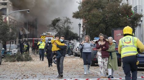 La explosión de un edificio en el centro de Madrid generó pánico entre los ciudadanos, sin embargo, muchos vecinos ayudaron a quitar escombros junto a Bomberos y la Policía.