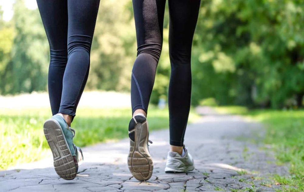 Una caminata diaria, a cualquier hora puede cuidar tu salud siguiendo una cantidad de pasos o minutos correspondientes.