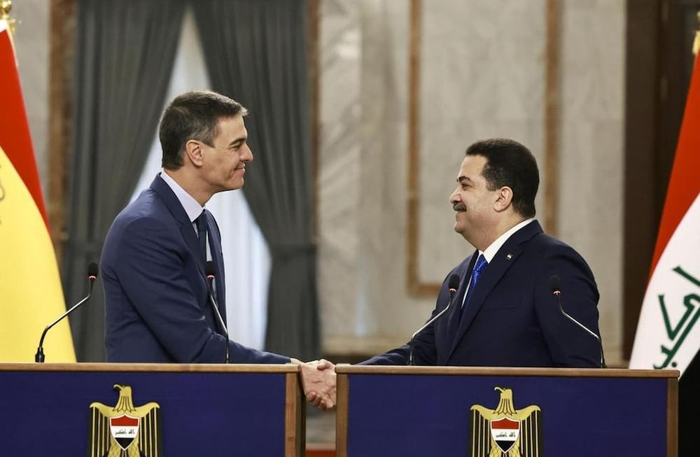 Pedro Sánchez y Mohamed Shia al-Sudani, presidente del Gobierno de España y primer ministro de Irak respectivamente, durante los saludos formales de la reunión que tuvo lugar en las últimas horas.