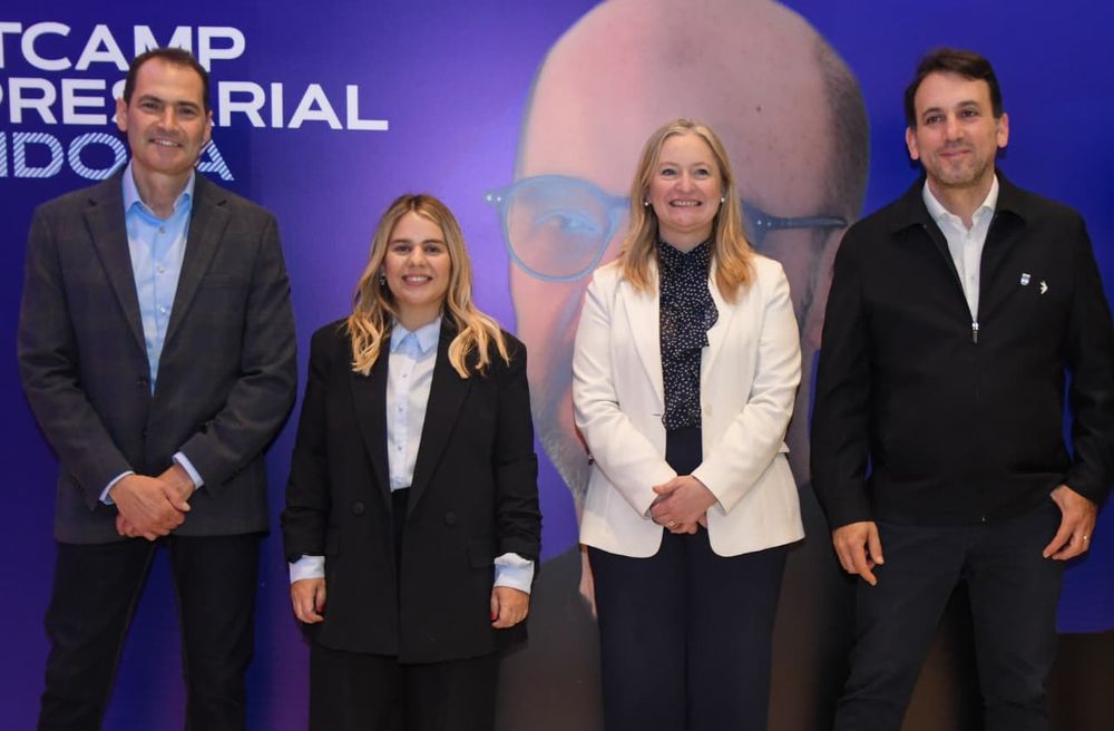 Mauricio Badaloni, director del Grupo Andesmar; Georgina Riveros, presidenta de la Unión Industrial Joven de Mendoza; Hebe Casado, vicegobernadora de Mendoza; y Tadeo García Zalazar, ministro de Educación, Cultura, Infancias y director general de Escuelas.