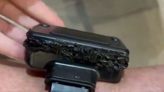 Video: así quedó la tobillera electrónica de Bolsonaro tras intentar romperla con una soldadora.