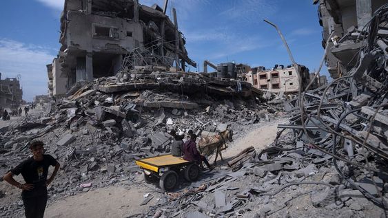 ARCHIVO – Varios Palestinos rescatan lo que pueden de la destrucción dejada por las tropas israelíes en Jan Yunis, en el sur de la Franja de Gaza, el 8 de abril de 2024. (AP Foto/Fatima Shbair, Archivo)