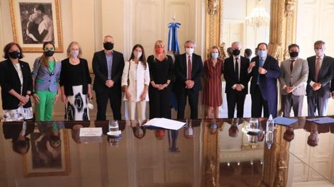 Los Andes | Comisión. El 10 de diciembre el presidente recibió oficialmente las propuestas que redactó la “comisión Beraldi”. Foto: Presidencia