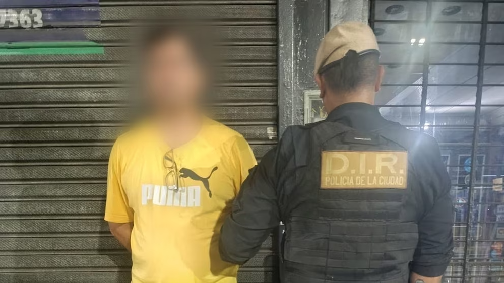 El pasajero también fue detenido por la Policía de la Ciudad y trasladado a un calabozo junto al chofer.