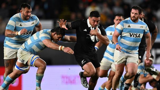 Codie Taylor, de Nueva Zelanda, centro, hace un descanso contra Argentina durante su partido de prueba de rugby en Eden Park, Auckland, Nueva Zelanda, el sábado 17 de agosto de 2024. (Kerry Marshall/Photosport vía AP)