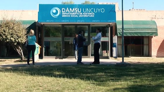 Trabajadores de la Universidad Nacional de Cuyo reclaman por los servicios que presta la obra social.