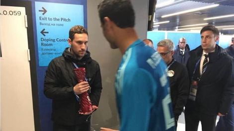 El arquero de Egipto fue elegido figura del partido frente a Uruguay y rechazó el premio