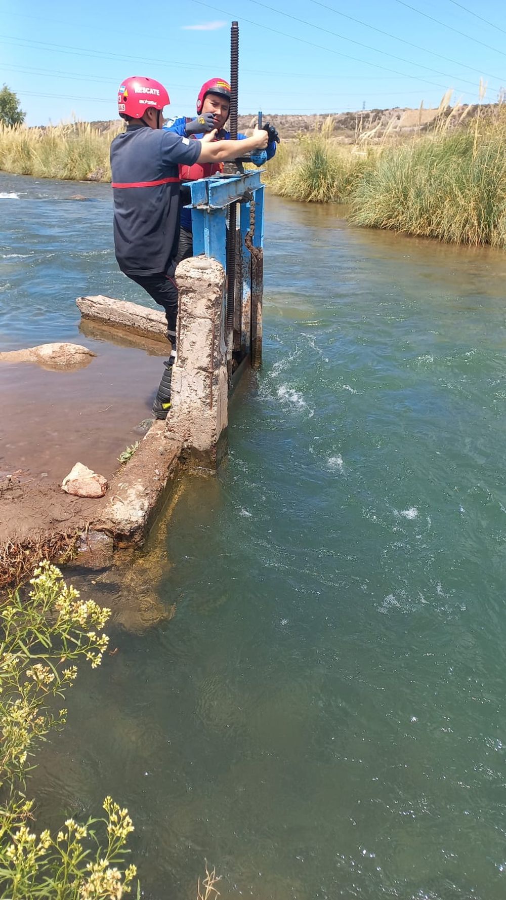 Una menor falleció tras quedar atrapada en un caño del Río Mendoza. Foto: Prensa Seguridad