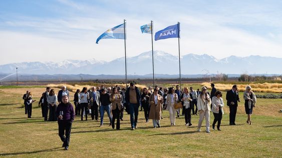 En Casa David Wine & Horse, la Universidad Maza presentó su Plan de Desarrollo Institucional para pedir apoyo del sector empresario en sus programas educativos.