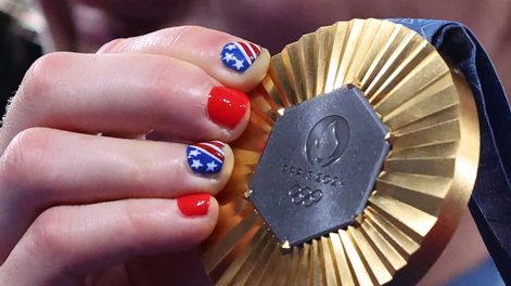 Los Andes | PARÍS (FRANCIA), 06/08/2024.- La medallista de oro Amit Elor, de Estados Unidos, posa con su medalla de oro durante la ceremonia de entrega de premios de la competición de Lucha Femenina 68kg en los Juegos Olímpicos de París 2024 en el Arena Sud de París