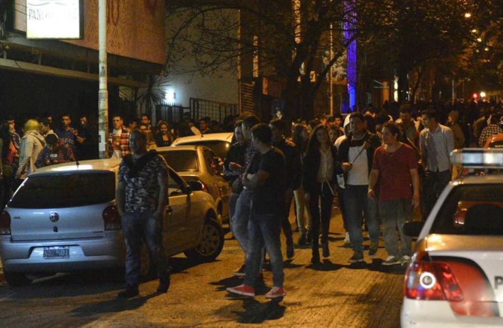 Arde Nueva Córdoba. Larrañaga e Independencia es epicentro de bares, pubs y boliches. Los vecinos de la zona sufren las fiestas durante todos los fines  de semana. (Pedro Castillo / La Voz)