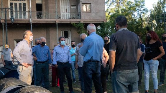 El intendente Matías Stevanato entregó malla antigranizo y material para riego intrafinca en Maipú, acompañado por Martín Hinojosa, Presidente del INV
