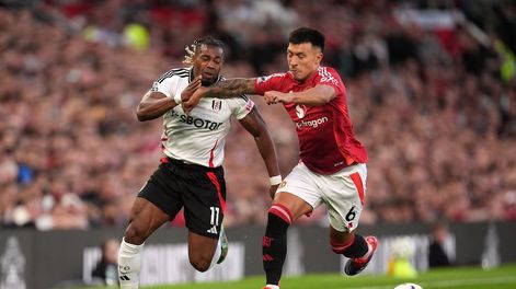 El gran partido de Lisandro Martínez, que recivió ovaciones de parte de los hinchas del United. Foto: Martin Rickett/PA